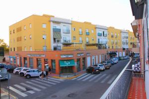 una calle de la ciudad con coches aparcados en un estacionamiento en Villa Ahumor Apartamento entero 20 m Sevilla -6pax, en Dos Hermanas