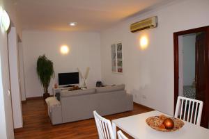 sala de estar con sofá y mesa en Villa Ahumor Apartamento entero 20 m Sevilla -6pax, en Dos Hermanas
