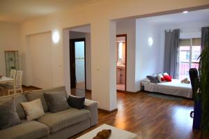a living room with a couch and a bed at Villa Ahumor Apartamento entero 20 m Sevilla -6pax in Dos Hermanas