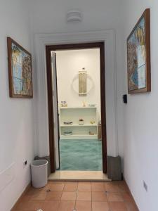 een hal met een deur naar een kamer met water bij Casa Ausilia Trilocale in Amalfi