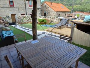una mesa de madera en la parte superior de un patio en A CASA de FLORINDA, en Oia