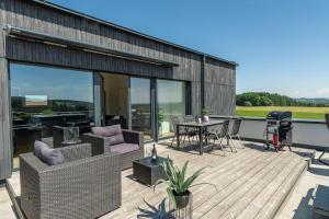 een terras met een tafel en stoelen bij Chalet am Ried in Bad Wurzach