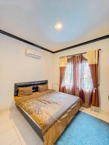 1 dormitorio con cama y ventana en Villa Sindang Restu Sr17 Private pool 10 Pax, en Cianjur