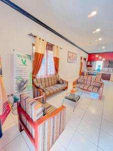 sala de estar con sofás y mesa en Villa Sindang Restu Sr17 Private pool 10 Pax, en Cianjur