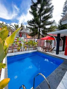 een zwembad met stoelen en tafels op een huis bij Villa Sindang Restu Sr17 Private pool 10 Pax in Cianjur
