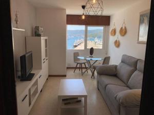 a living room with a couch and a table at Apartamento Illa de Tambo in Marín