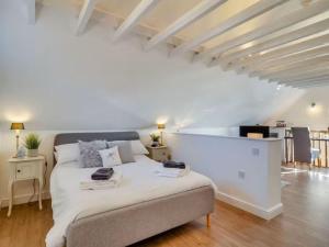 Sala de estar blanca con sofá y mesa en Studio Flat in Heritage Triangle, Diss en Diss