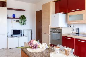 A kitchen or kitchenette at Appartamento La Dani