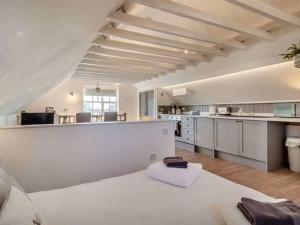 cocina blanca con cama blanca grande en una habitación en Studio Flat in Heritage Triangle, Diss, en Diss