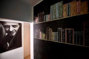 a room with a book shelf with books at Warsaw Apartament Ochota in Warsaw