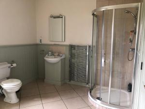キリーヘヴリンにあるCountry house Newtownbutlerのシャワー、トイレ、洗面台を備えたバスルーム +5枚の写真