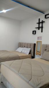 Cama ou camas em um quarto em Tiga Mahkota homestay