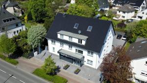 een uitzicht op een wit huis met een zwart dak bij Hotel Busch in Gütersloh