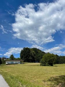 un grande campo con un edificio in lontananza di Sunhand home a Eibiswald