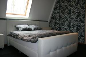 Un pat sau paturi într-o cameră la Appartement De Molshoop
