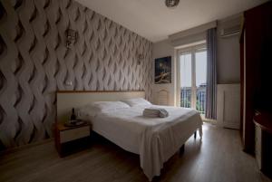 Postel nebo postele na pokoji v ubytování Hotel Frejus