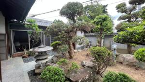 Aed väljaspool majutusasutust Luxury Japanese Villa with Garden Near Kansai Airport & Premium Outlets 和風庭園豪邸