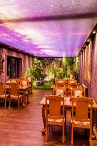 restauracja ze stołami i krzesłami oraz fioletowym sufitem w obiekcie Wilbergerhof RoyalThai w mieście Horn-Bad Meinberg