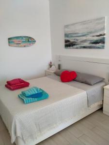 1 dormitorio con 2 camas y toallas. en Vivienda Gorrión, en Morro del Jable