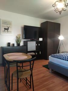 1 dormitorio con 1 cama, 1 mesa y 1 cama y 1 habitación en Good Morning Piaskowa Góra, en Wałbrzych