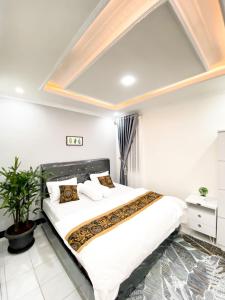 1 dormitorio con 1 cama grande y paredes blancas en Villa Sindang Restu Sr 19 Private Pool 4Br 15 Pax, en Cianjur