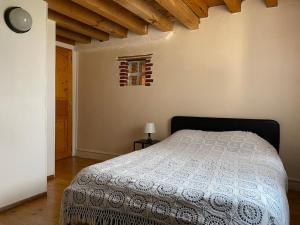 Un pat sau paturi într-o cameră la Maison en Drôme des collines