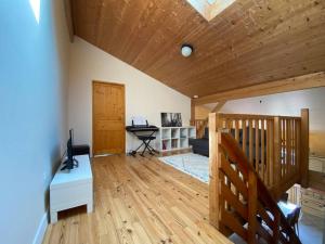 een woonkamer met een bureau en een computer. bij Maison en Drôme des collines 