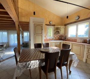 een keuken met een tafel en stoelen in een kamer bij Maison en Drôme des collines 