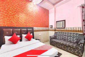 a hotel room with a bed and a couch at Hotel Park View in Kānpur