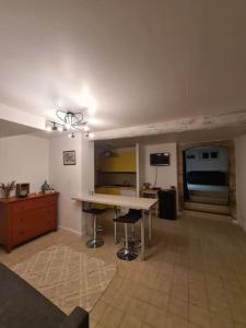 sala de estar amplia con mesa y cocina en La maison du bonheur, en Caumont-sur-Durance