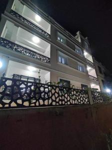 a building with a bench in front of it at night at Résidence Le Figuier Marako, Tizi-Gheniff 