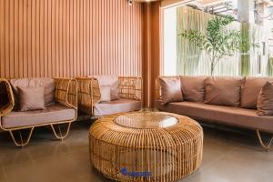 科隆的住宿－Tropicasa Coron Resort & Hotel，客厅配有两张沙发和一张桌子