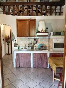 eine Küche mit einer Spüle und einer Arbeitsplatte in der Unterkunft Casa Pisani 21 in Iglesias