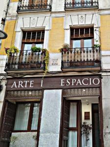 fachada de un edificio con ventanas y balcones en Arte i Espacio Home, en Madrid