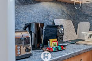 uma máquina de café e uma torradeira num balcão de cozinha em R 'Apparts T3 Isère Dreams em Grenoble