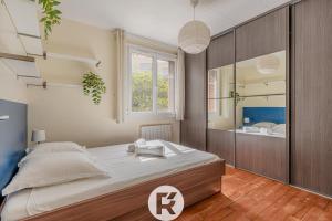um quarto com uma cama grande e um espelho grande em R 'Apparts T3 Isère Dreams em Grenoble