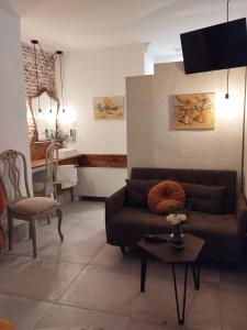Arte i Espacio Home في مدريد: غرفة معيشة مع أريكة وطاولة