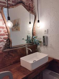 Arte i Espacio Home في مدريد: حمام مع حوض أبيض ومرآة
