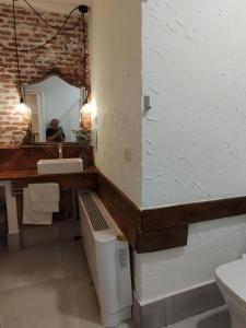 Arte i Espacio Home في مدريد: حمام مع حوض ومرآة ومرحاض