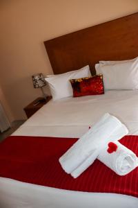 Rúm í herbergi á Meet Mekaar Resorts - Nquthu Hotel