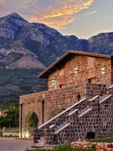 - un bâtiment en briques avec des escaliers en face d'une montagne dans l'établissement Agriturismo ARCE di Monte Acero, à Faicchio