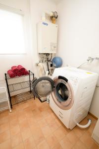 uma lavandaria com uma máquina de lavar roupa em Villa Futaba若松町 em Hakodate