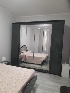 een slaapkamer met een spiegel met een bed erin bij Casa Vacanza Marano in Mascali