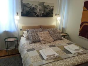 1 dormitorio con 1 cama con toallas en LILIUM HOUSE Apts, en Roma