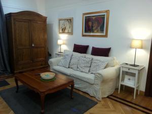 ローマにあるLILIUM HOUSE Aptsのリビングルーム(ソファ、コーヒーテーブル付)