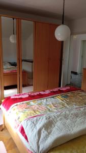 een slaapkamer met een groot bed en een grote spiegel bij Milic in Bar