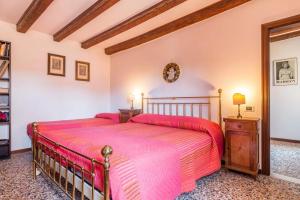 - une chambre avec 2 lits dans l'établissement Venezianamente Apartments - Venice City Centre, à Venise