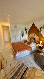 een slaapkamer met een groot bed met een houten hoofdeinde bij Studio 514 in Le Diamant