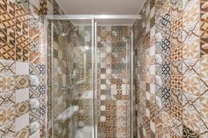 a shower with a glass door in a bathroom at GuestReady - Comendador Sto Ildefonso - D in Porto