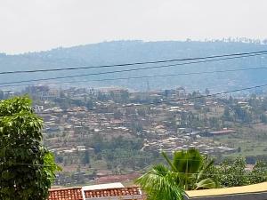 uma vista para uma cidade a partir de uma colina em Kigali Nice Apartment em Kigali